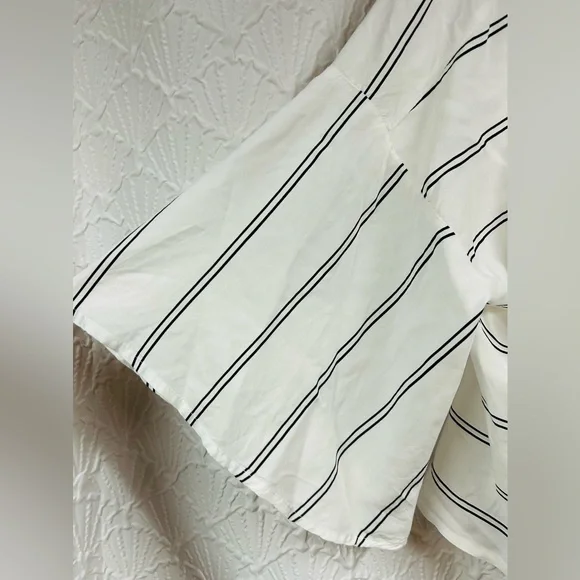 Vici Medium Striped White and Black Crop Top - Picture 4 of 6